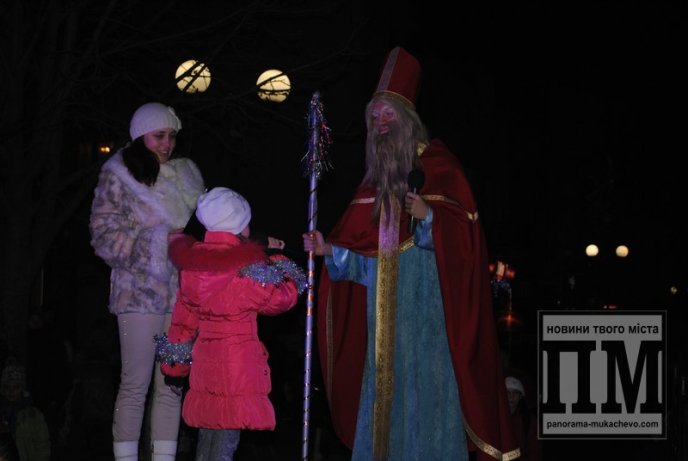 У Мукачеві урочисто запалили святкові вогні головної ялинки міста (ФОТО, ВІДЕО) – 06