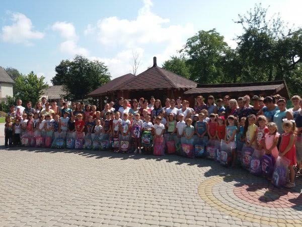 Першокласникам подарували рюкзаки зі шкільним приладдям – 04