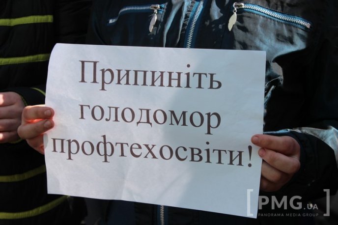 Протести у центрі Мукачева: сутички, заблокована ратуша та крики "Ганьба" в адрес мера – 16