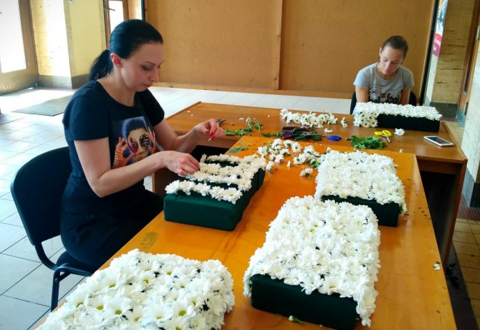 В Ужгороді почали працювати над масштабною квітковою композицією – 01