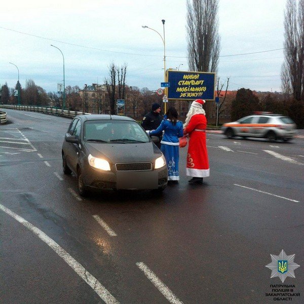 Дід Мороз і Снігурочка зупиняли водіїв в Ужгороді – 07