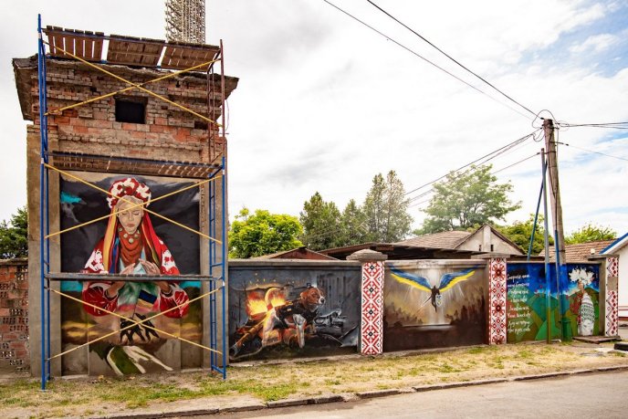 Закарпатська художниця намалювала в Ужгороді кілька патріотичних муралів – 01