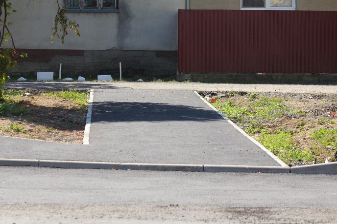 У Мукачівському міськвиконкомі прокоментували інцидент з асфальтуванням вулиці Данила Галицького під час дощу – 05