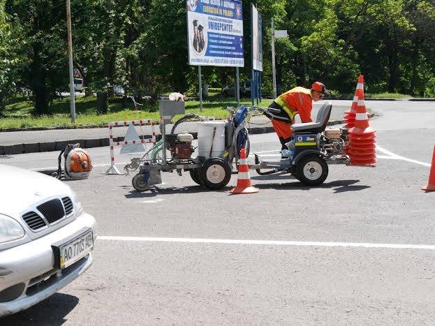 На вулицях Ужгорода розпочали наносити дорожню розмітку – 05