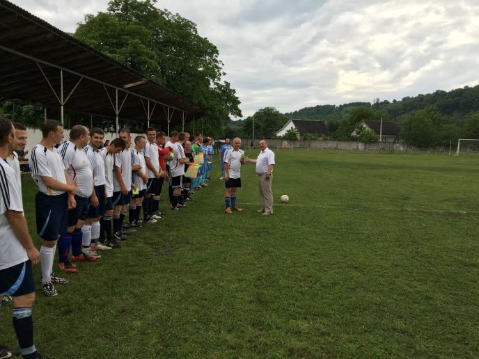 Василь Петьовка підтримав футбольні команди Тячівщини та Рахівщини – 03