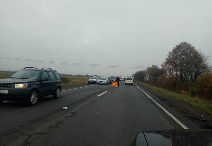 На трасі "Київ-Чоп" сталася аварія. Рух транспорту ускладнений – 01 На трасі "Київ-Чоп" сталася аварія. Рух транспорту ускладнений – 01