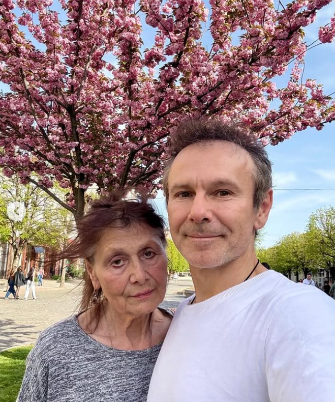 Святослав Вакарчук приїхав у Мукачево і замилував фотографіями на фоні сакур – 02 Святослав Вакарчук з мамою у центрі Мукачева