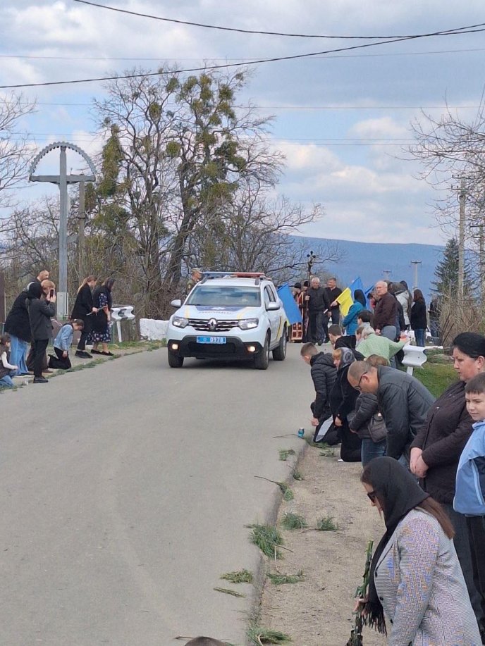 У селі на Мукачівщині поховали загиблого на війні захисника – 01