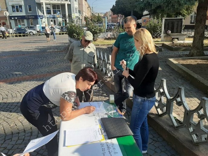 Обурені мукачівці прийшли під стіни міської ратуші – 03