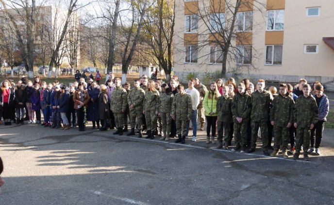 В Ужгороді відкрили меморіальну дошку загиблому два роки тому в зоні АТО Ігорю Розлуцькому – 02 В Ужгороді відкрили меморіальну дошку загиблому два роки тому в зоні АТО Ігорю Розлуцькому – 02