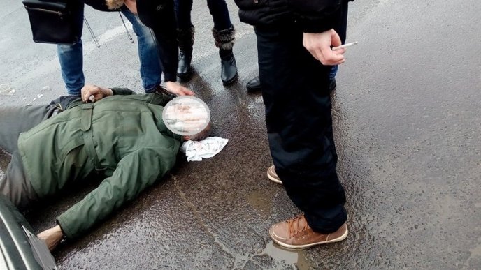 Поблизу готелю "Закарпаття" в Ужгороді збили чоловіка – 04