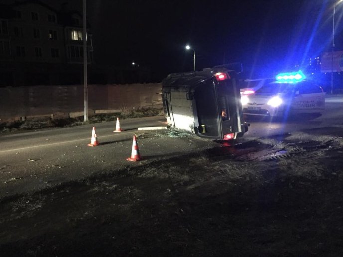 В Ужгороді перекинулась автівка – 01