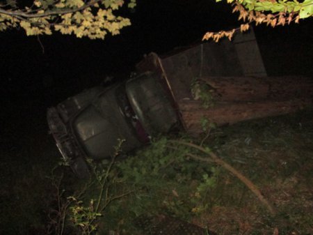 На Закарпатті перекинувся лісовоз "ЗІЛ": двоє людей загинули – 03