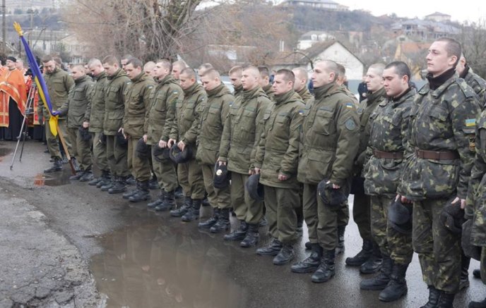 На площі Віталія Постолакі в Ужгороді до Дня пам’яті Небесної Сотні встановили і освятили хрест – 17