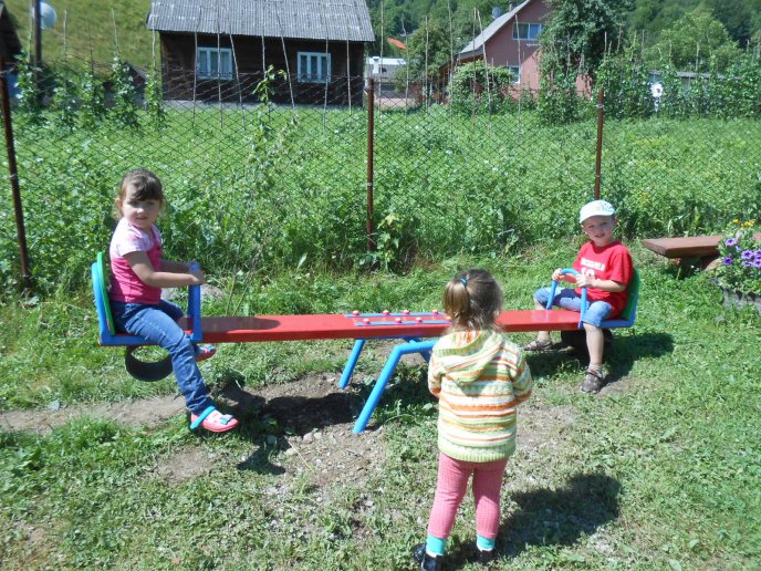 У селі Розтоки встановили новий майданчик для дитсадка  – 03 У селі Розтоки встановили новий майданчик для дитсадка  – 03