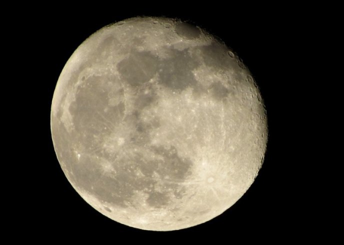 У мережі милуються фотографіями місяця, які зроблені цієї ночі у Мукачеві – 04