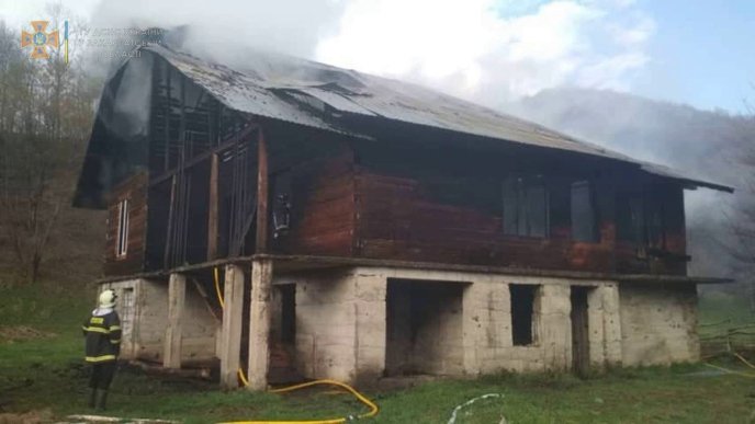 Попри розмиту сільську дорогу, рятувальники дістались місця пожежі та загасили палаючий будинок – 01