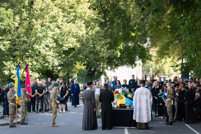 На Закарпатті поховали військового, який врятував десятки побратимів – 04