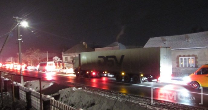 Поблизу Мукачева на трасі "Київ-Чоп" утворилися величезні затори – 03