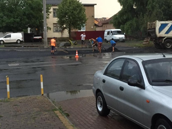 Користувачі соцмереж висміюють роботу мукачівських дорожників, які у дощ асфальтували дорогу – 05