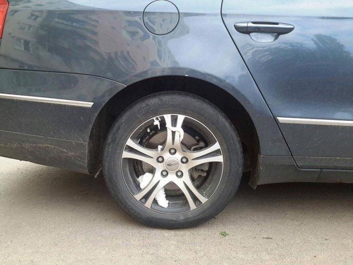 Активісту "Спеціального контролю" сокирою пошкодили авто – 02