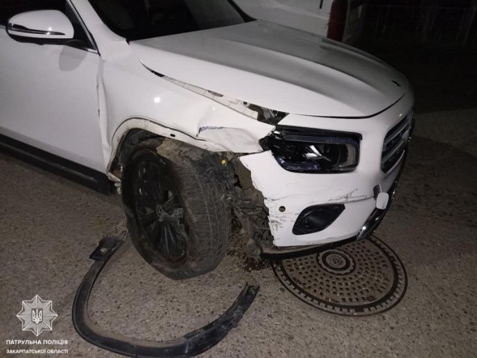 В Ужгороді водій розтрощив одразу 2 авто – 03