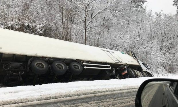 На трасі "Київ-Чоп" на Закарпатті перекинулась вантажівка – 01