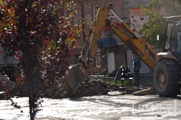 Вулицю Івана Франка у Мукачеві частково перекрили через прорив каналізації – 07