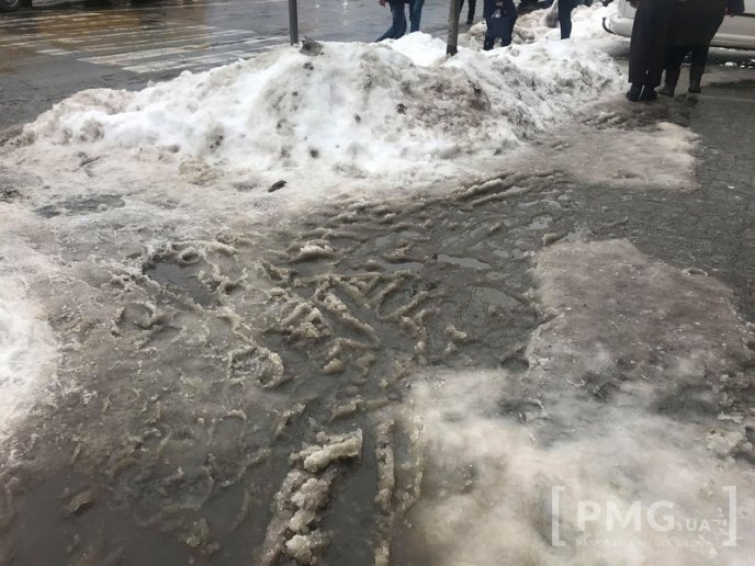 Відлига у Мукачеві: вулиці міста перетворилися на суцільні калюжі – 04