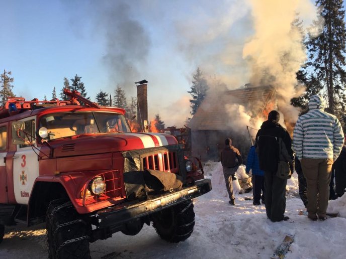 На Драгобраті горить готель "Жандарм" – 03