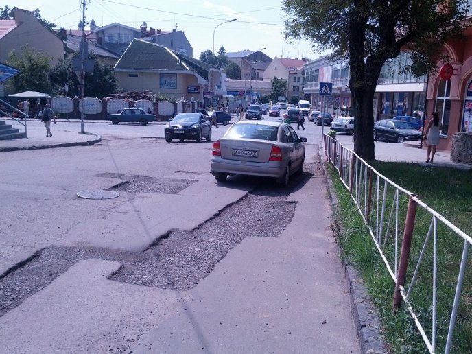 Ужгородці невдоволені показовим ремонтом доріг (ФОТО) – 05
