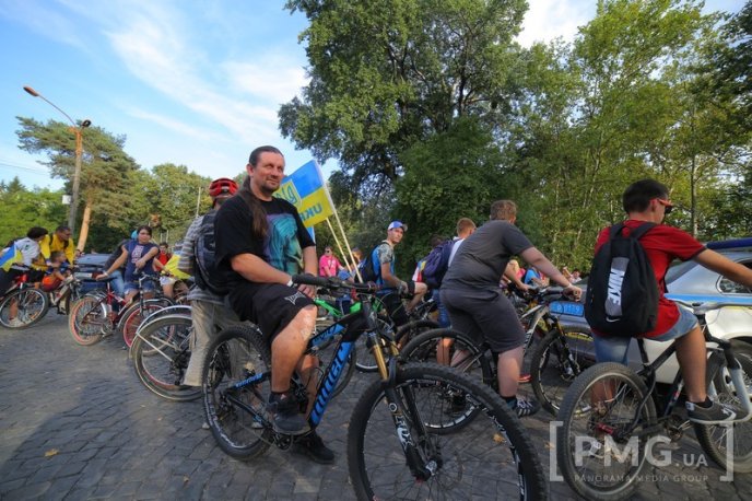 Велозаїзд у День Незалежності України та "кольоровий" флешмоб у Мукачеві: як це було – 08