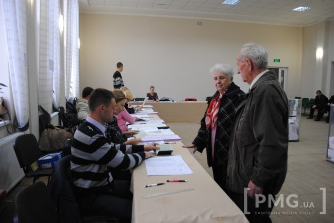 Ужгородець привселюдно порвав три бюлетені, зазначаючи при цьому, що "має право" – 06