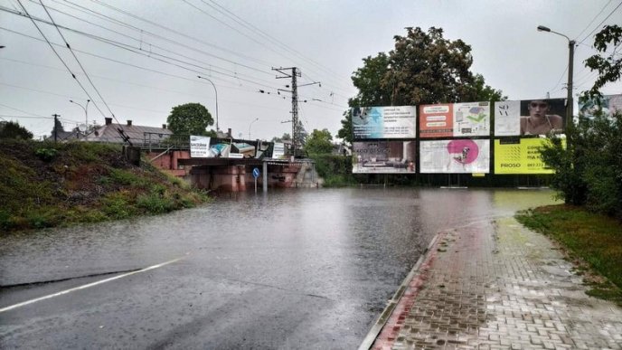 Венеція по-закарпатськи: в Ужгороді після зливи затоплені вулиці і дороги – 02