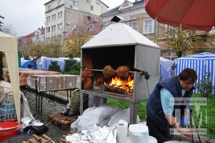День Святого Мартина у Мукачеві: смачні наїдки, запашне вино і насичена культурна програма (ФОТО) – 05