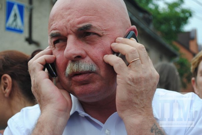 Сьогодні Мукачево мітингувало: сотні жінок перекрили дорогу та вимагали не забирати чоловіків у армію (ФОТО) – 48