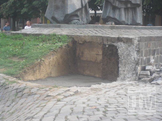 Зручність для туристів: до пам’ятника Кирилу та Мефодію у Мукачеві споруджують сходи (ФОТО) – 02