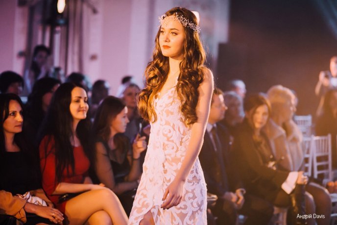 Мода заради життя: на Закарпатті відбувся ІІІ-й благодійний показ мод дизайнерки Роксолани Новак – 136