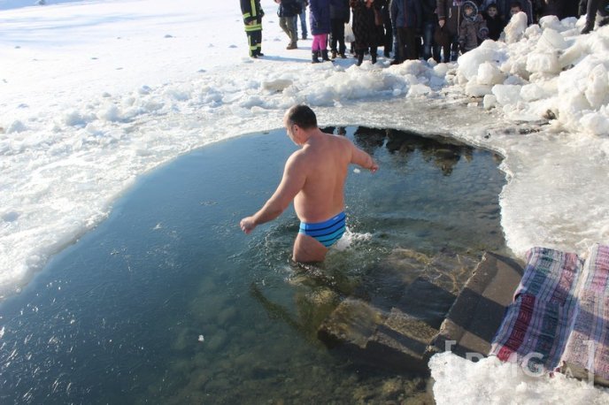 Владика Феодор освятив у Мукачеві воду в річці Латориця – 17