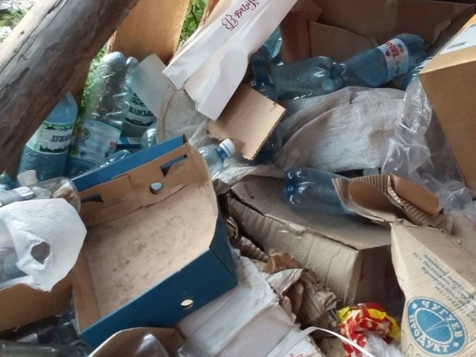 Подвір’я однієї з лікарень області потопає у смітті – 07