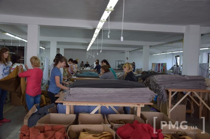 На Мукачівщині виготовляють текстиль для відомих світових брендів – 07