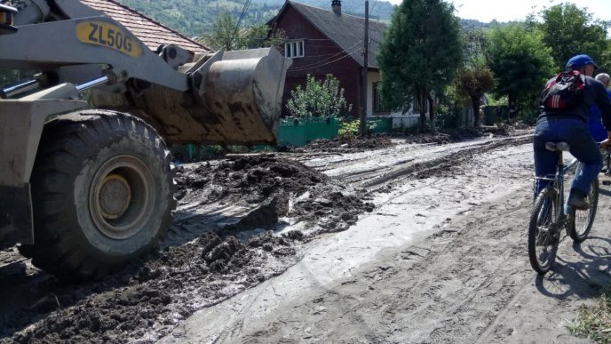 У Рахів із Ужгорода й Хуста виїхала спецтехніка для очистки замулених комунікацій – 07
