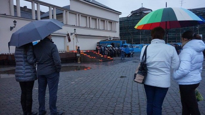 Жителі обласного центру запалили свічки у пам’ять жертв Голодоморів – 10 Жителі обласного центру запалили свічки у пам’ять жертв Голодоморів – 10
