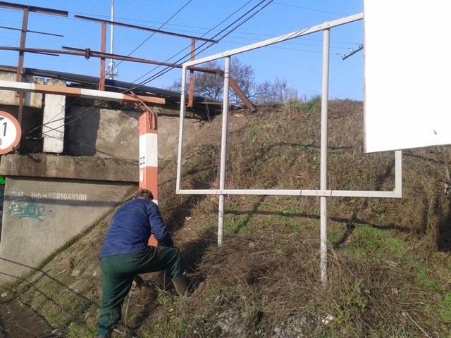 В Ужгороді почали демонтовувати незаконні рекламоносії – 03