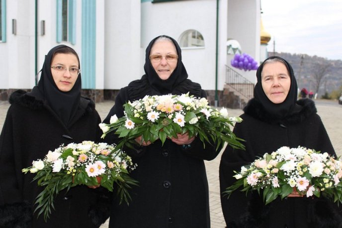 Архієпископу Феодору – 50: іменинника вітали перед богослужінням на Червоній горі – 08