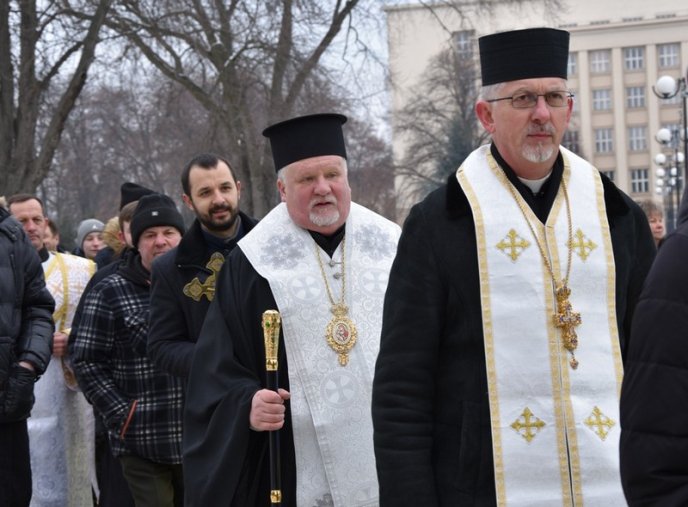Ужгородом пройшла колона патріотів із 100-метровим жовто-блакитним прапором – 06