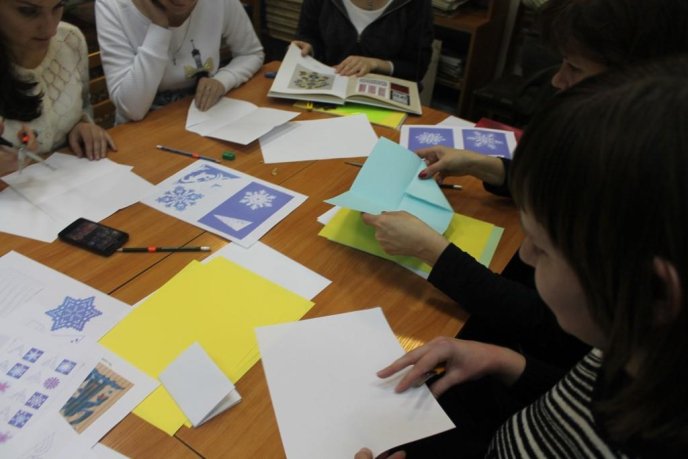 В обласній бібліотеці понад півсотні ужгородців навчались мистецтву витинанки – 06