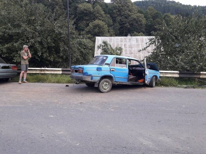 Потрійна ДТП: зіткнулися легковики і мікроавтобус – 05
