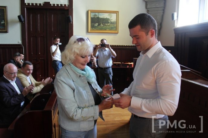 Почесним городянам вручили перші картки мукачівця   – 04 Почесним городянам вручили перші картки мукачівця   – 04