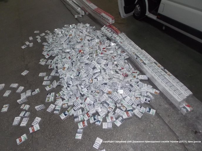 Митники вночі викрили велику партію контрабандних сигарет – 05